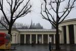 Elisenbrunnen mit Dom im Regen