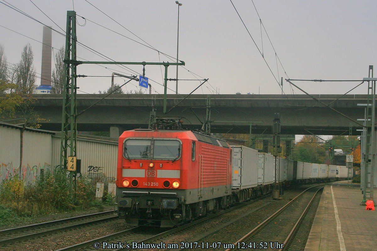 DB 143 250 mit Containerzug am 07.11.2017 in Hamburg-Harburg
© Patrik´s Bahnwelt